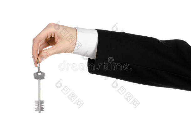 商业主题：房地产经纪人手里拿着夹克白色背景下新公寓的钥匙