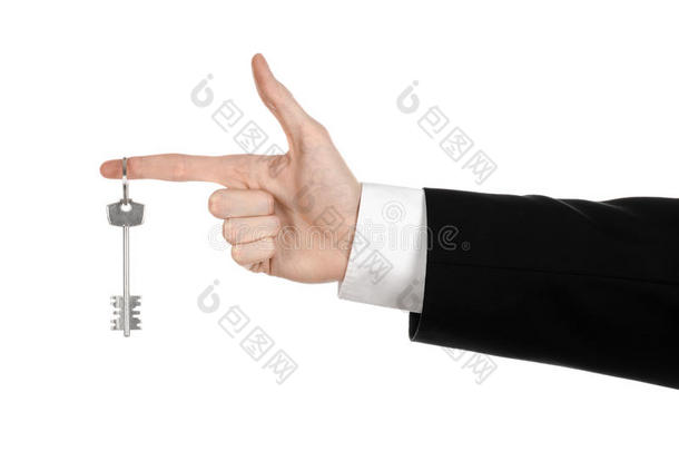 商业主题：房地产经纪人手里拿着夹克白色背景下新公寓的钥匙