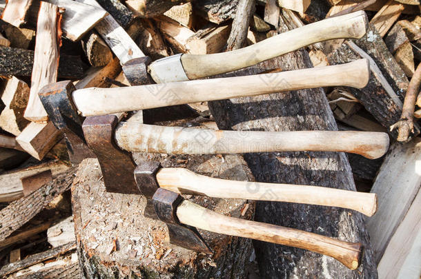 木块中的斧头靠近木柴堆