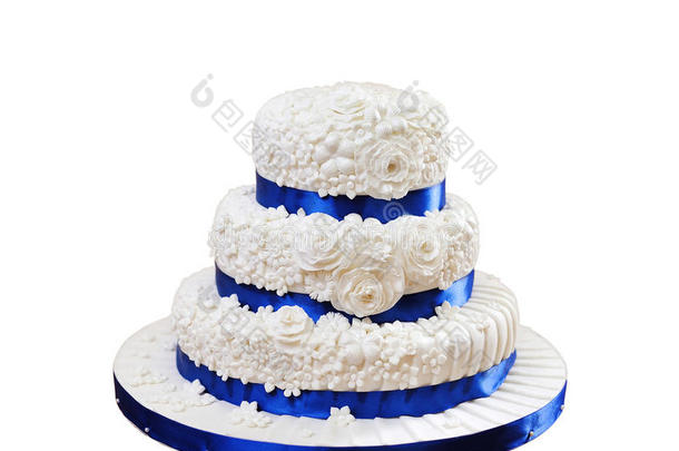 美丽的三层蛋糕隔离在白色背景上