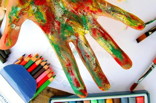 艺术家的手和绘画工具