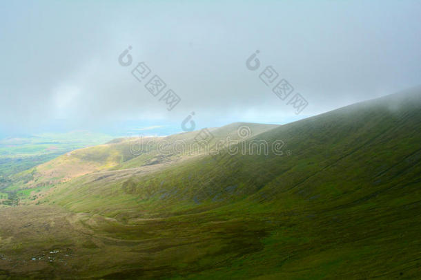 雾云来自<strong>绿山</strong>附近的笔y扇峰，布雷肯信标国家公园，威尔士，英国