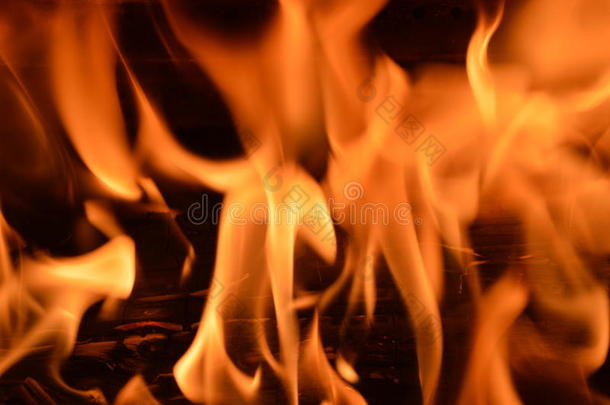 火焰，吱吱作响和燃烧的木材3
