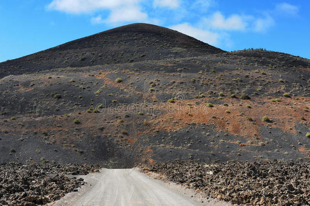 加那利岛兰萨罗特岛火山景观上的一条路