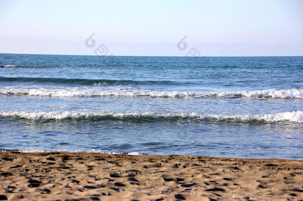 海滩波涛汹涌，海浪
