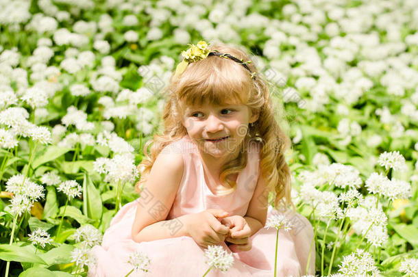 白色花朵中的孩子