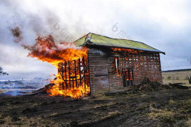 房子里的火焰着火了