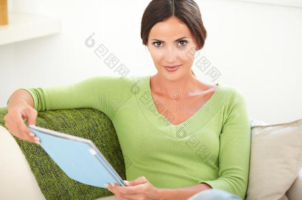 无忧无虑的年轻女人拿着平板电脑