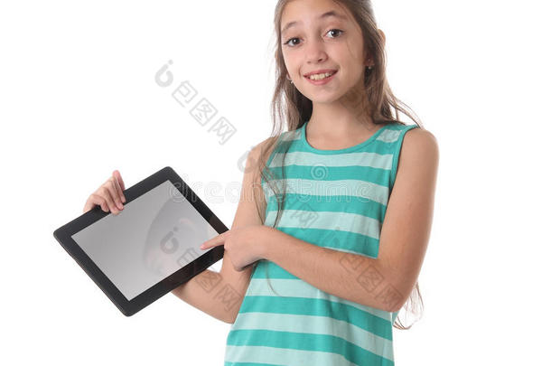 漂亮的<strong>青春</strong>期前女孩带着平板电脑。