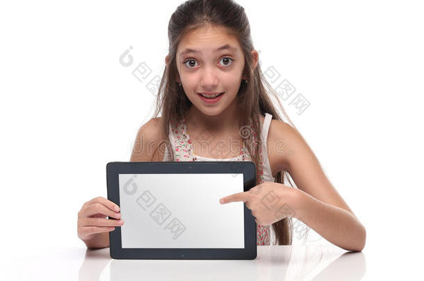 漂亮的<strong>青春</strong>期前女孩展示了一台平板电脑。