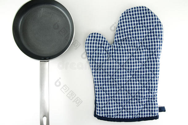 蓝色白色格子图案烤箱手套和空的小金属聚四氟乙烯煎锅与银色不锈钢手柄隔离