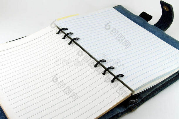 关闭空白页与一行开放的笔记本日记在白色背景