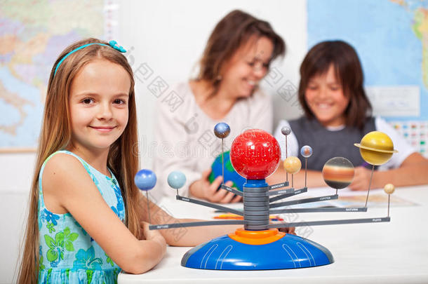 地理课-小女孩学习太阳系