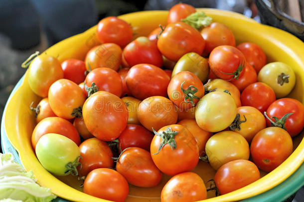 市场上新鲜的西红柿