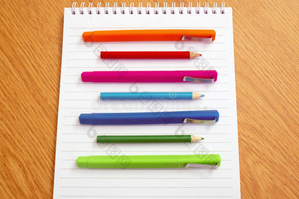 记事本上的彩色笔