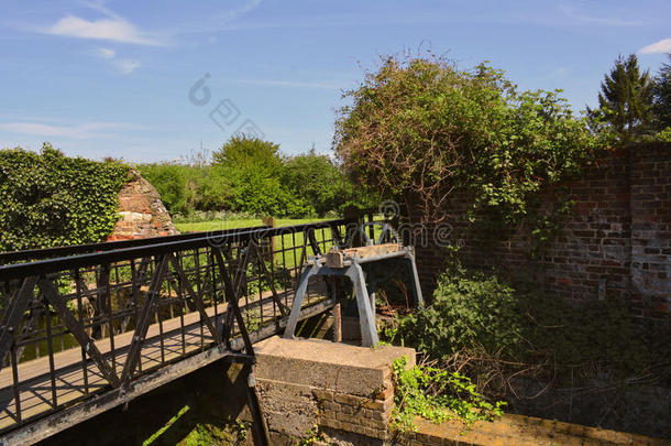 桥梁和旧运河锁在李河附近的沃尔瑟姆修道院遗址，英国