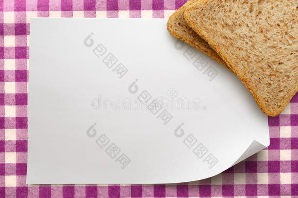 带面包的白纸