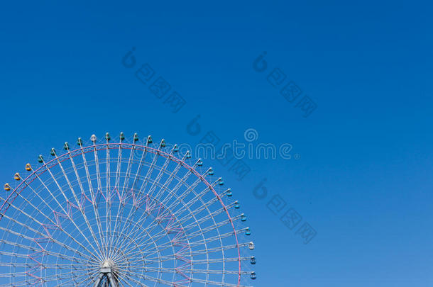 蓝色天空的大轮子