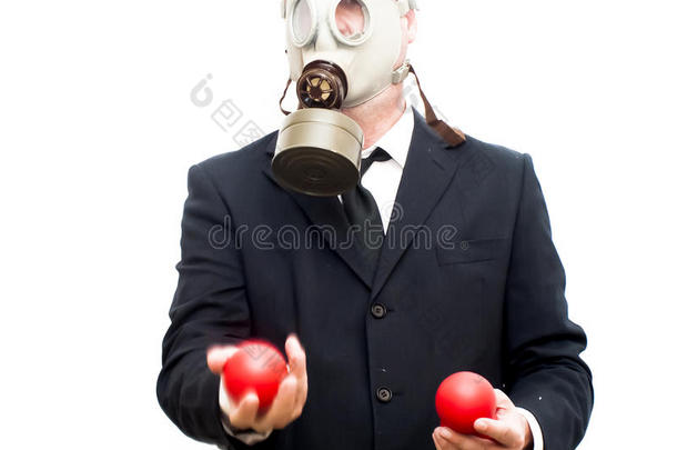 戴着防毒面具的商人，正在用红球玩杂耍