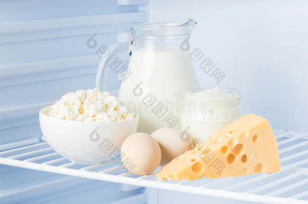 鸡蛋和美味的乳制品：酸奶油，干酪，牛奶，奶酪