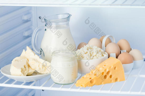 鸡蛋和美味的乳制品：酸奶油，干酪，牛奶，奶酪，黄油