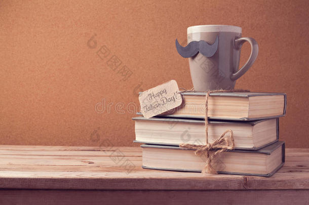 一杯茶和旧书，供父亲节庆祝