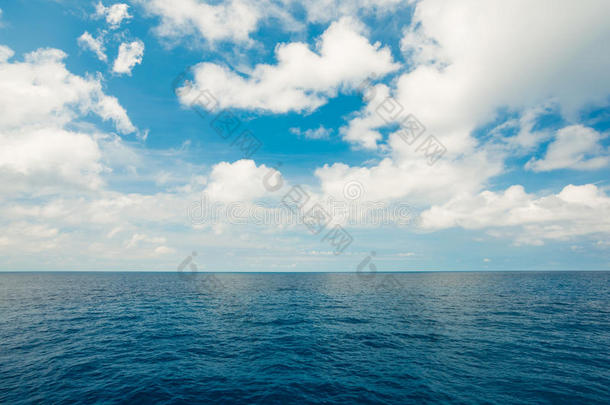美丽的天空和海洋。 海洋夏天射出白云