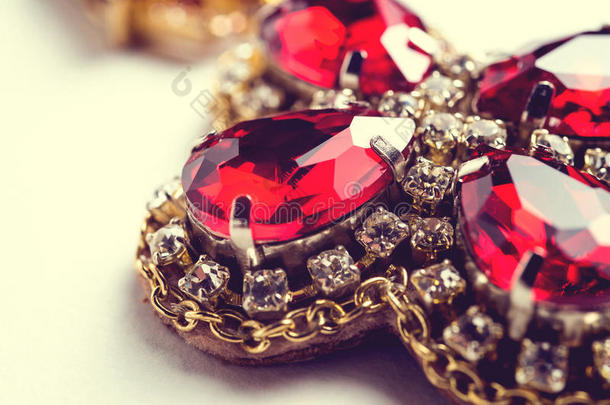 手工制作的带珠宝的红色耳环。 复古风格