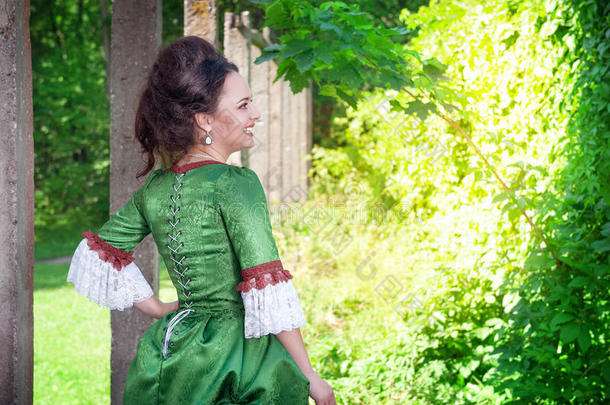 穿着绿色中世纪连衣裙的漂亮年轻女人
