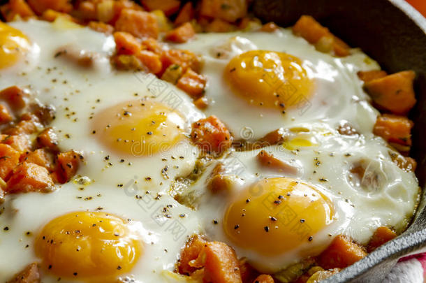 煎鸡蛋和<strong>红薯</strong>土豆泥