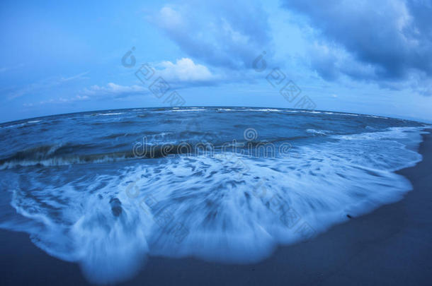 美丽的夏日日落在海边，有石头