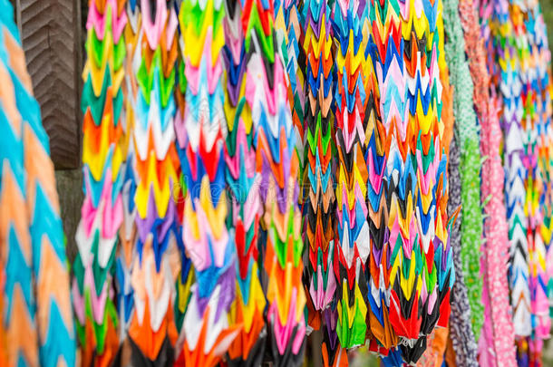 彩色折纸鸟，悬挂多色纸艺术设计我