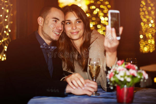 一对夫妇在餐馆度过情人节，并在记忆中拍照