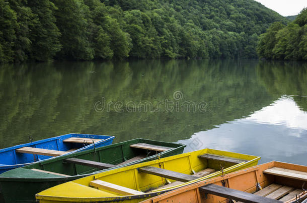 明亮的五颜六色的船停泊在宁静的山湖上