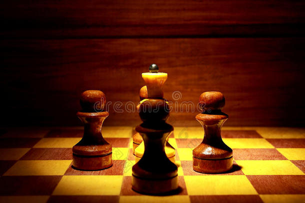 国际象棋皇后和四个棋子