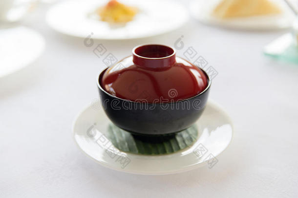 餐厅桌子上有火锅的陶瓷锅