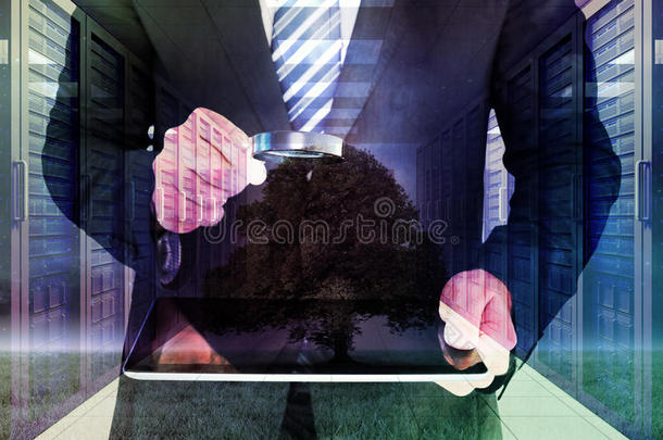 商人用放大镜看平板电脑的复合图像