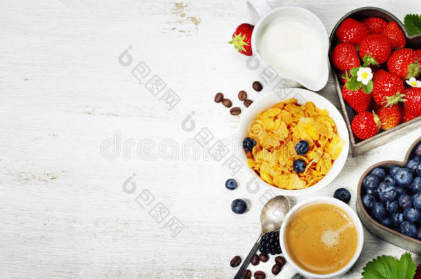 早餐包括咖啡、玉米片、牛奶和浆果