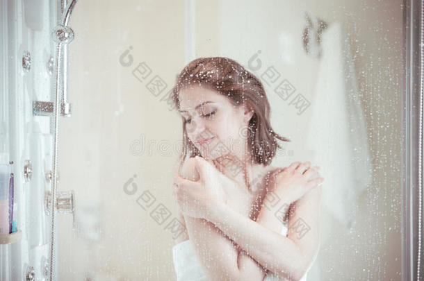 美丽的黑发女人在漫长的压力后洗澡。女人洗澡和享受洗澡。使用冲洗淋浴凝胶，身体