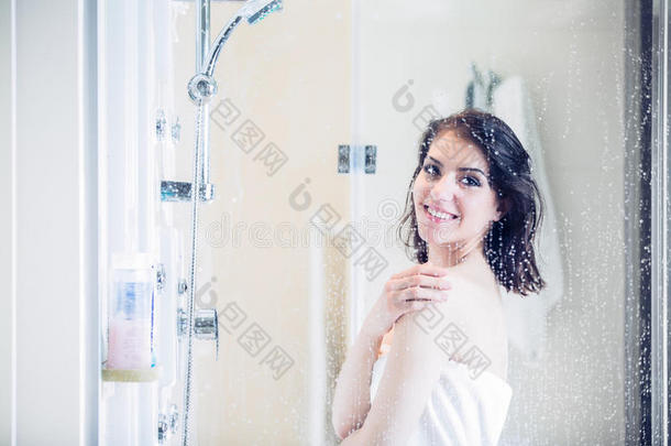 美丽的黑发女人在漫长的压力后洗澡。女人洗澡和享受洗澡。使用冲洗淋浴凝胶，身体很多