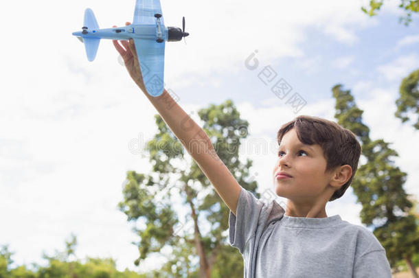 在公园里玩玩具飞机的男孩