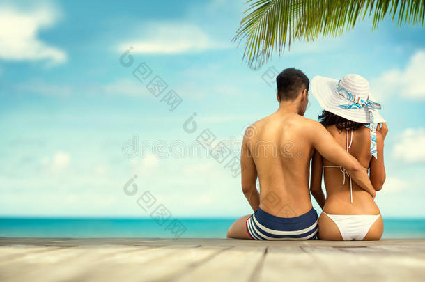 年轻夫妇的海景背面