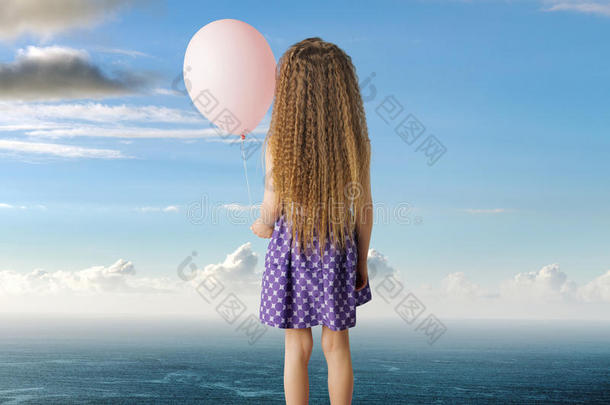 一个带气球的小女孩的<strong>概念图片</strong>