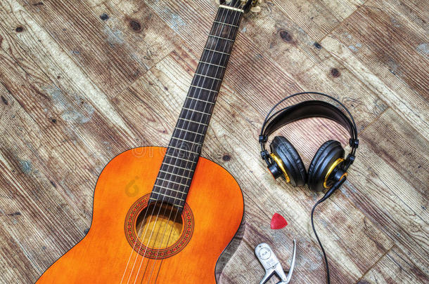 经典吉他和耳机在一个木板在HDR
