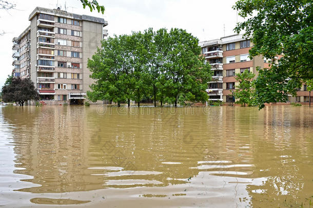 洪水淹没的城市里的建筑物