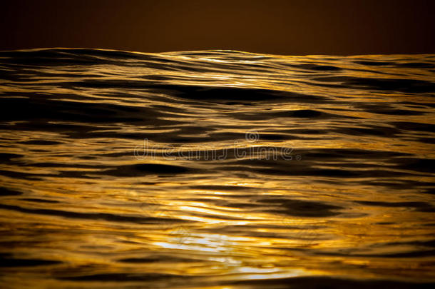 海上金色光滑的波浪