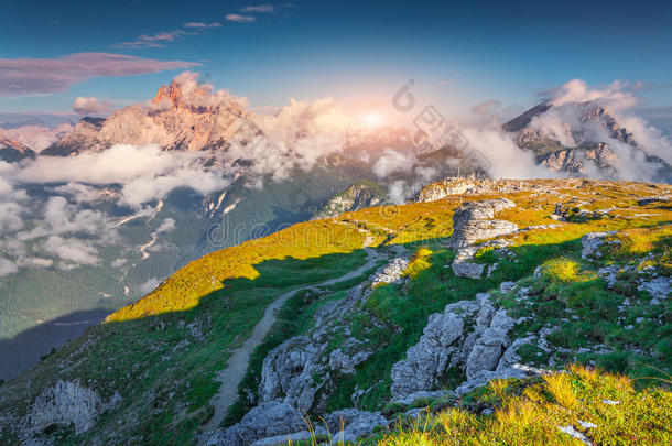 五彩缤纷的夏日早晨在希索菲尔和杜伦斯坦山上