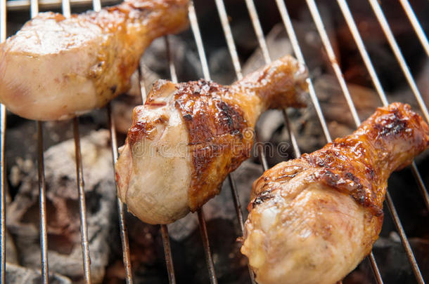 鸡腿在烧烤上烤火。
