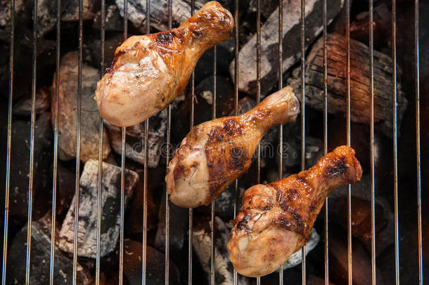 鸡腿在烧烤上烤火。