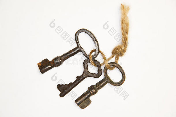 白色背景上绳子上有很多老式钥匙